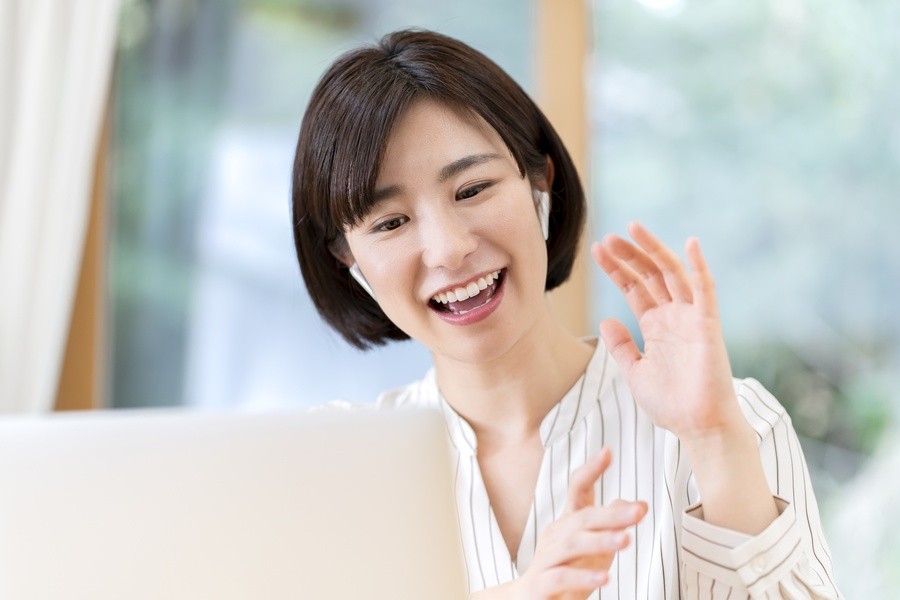 オンラインで発音レッスンを受ける女性