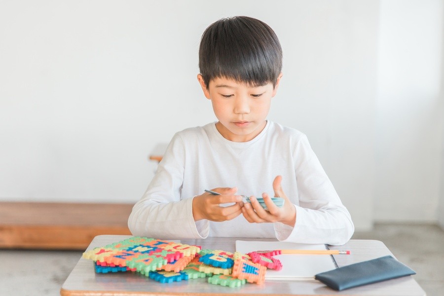 初めて見る英単語を自分で読む力につながる