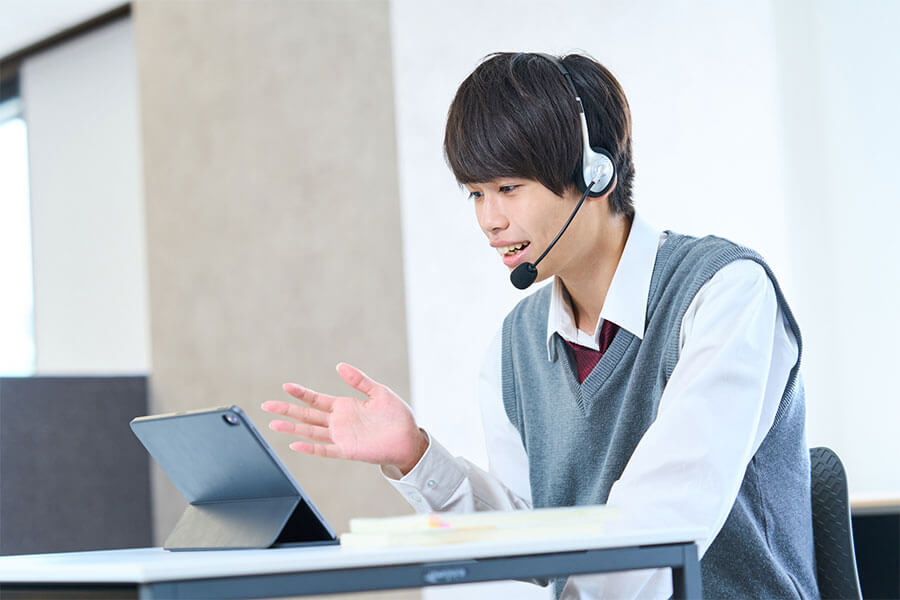 レッスン内で音読・暗唱を行い、長文・リスニングが安定