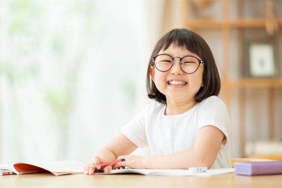 忙しい共働き家庭でも続けられる！子供のオンライン英会話活用術｜共働き家庭 (1)