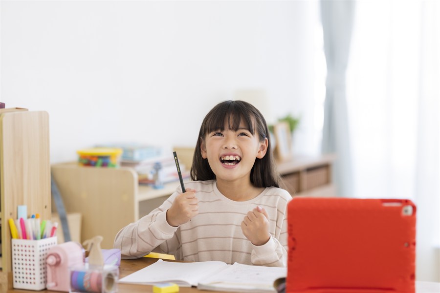 忙しい共働き家庭でも続けられる！子供のオンライン英会話活用術｜共働き家庭 (2)